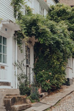 Rye, İngiltere - 10 Ekim 2020: Doğu Sussex, İngiltere 'nin en iyi korunmuş ortaçağ kasabalarından biri olan Rye' daki geleneksel bir İngiliz kulübesinin dışı..