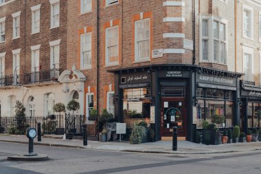 Londra, İngiltere - 5 Aralık 2020: Mayfair 'deki kapalı Almaskoof Irak restoranının dışı, Londra' nın batı ucunda, Westminster Borough 'da zengin bir bölge..