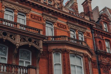 Mayfair, Londra 'da balkonları olan geleneksel kırmızı tuğlalı apartman bloğu..