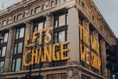 Londra, İngiltere - 5 Aralık 2020: Oxford Caddesi 'ndeki Selfridges mağazasının ön cephesinde 