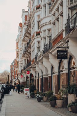 Londra, İngiltere - 5 Aralık 2020: Mayfair 'de Güney Audley Caddesi' ndeki mağazalar zinciri, Londra 'nın batı ucunda Westminster Borough' da varlıklı bir bölge..