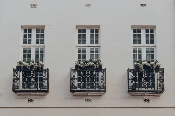 Vista Baixo Ângulo Varandas Com Vasos Flores Bloco Apartamentos Branco — Fotografia de Stock