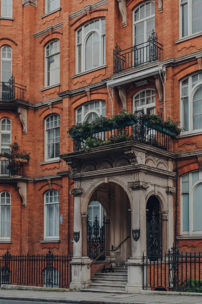 London December 2020 Entrance Traditional Red Brick Apartment Block Mayfair — Stock Photo, Image