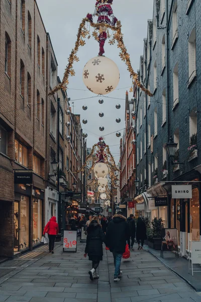 Λονδίνο Ηνωμένο Βασίλειο Δεκεμβρίου 2020 Άνθρωποι Περπατούν Κάτω Από Χριστουγεννιάτικες — Φωτογραφία Αρχείου