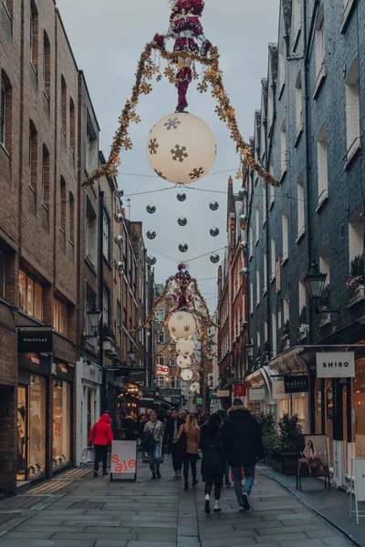 ロンドン イギリス 2020年12月5日 ロンドンの活気ある都市地区 セントクリストファー プレイスのクリスマス装飾の下を歩く人々は ハイストリートとインディーブティックやレストランを特徴としています — ストック写真