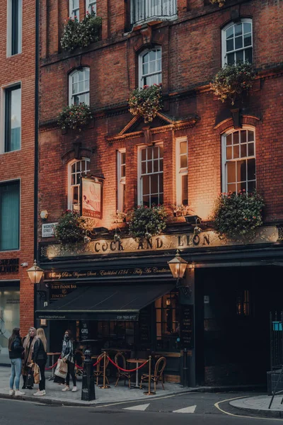 Londra, İngiltere - 5 Aralık 2020: Londra 'nın en şık yerleşim yeri olan Marylebone' daki Wigmore Caddesi 'nde 1784 yılına dayanan Horoz ve Aslan barının ön cephesi.