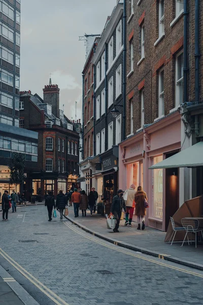 2020年12月5日 ロンドン中心部のシックな住宅街 メリルボーンにあるメリルボーン レーンの店舗を冬の夜に通り過ぎる人 — ストック写真