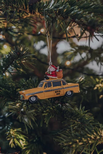 Gelber New Yorker Taxiweihnachtsschmuck Auf Einem Weihnachtsbaum Flacher Fokus Bokeh — Stockfoto