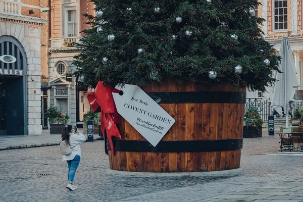 London November 2020 Woman Taking Photo Mobile Giant Christmas Tree — Stok fotoğraf