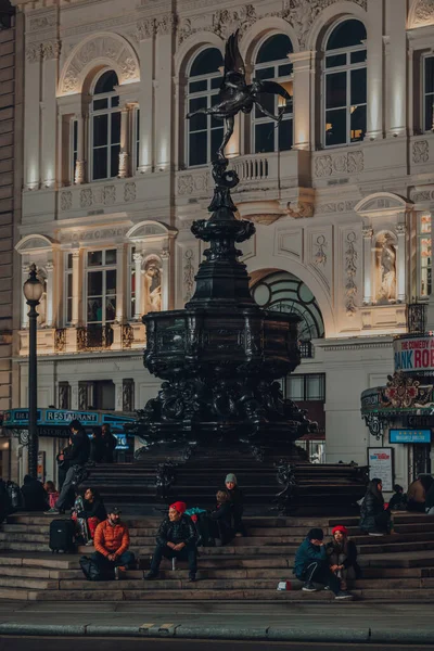 London November 2020 Few People Sitting Steps Eros Statue Piccadilly — Foto de Stock