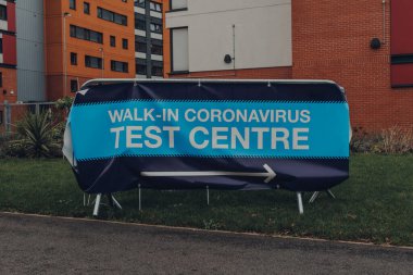 Birmingham, İngiltere 'deki bir caddede Coronavirus Test Merkezi' nin önü..