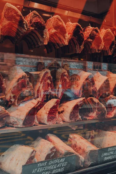 London Großbritannien Januar 2021 Verschiedene Frische Rohe Steaks Der Ladenfront — Stockfoto