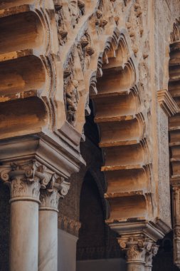 Seville, İspanya - 19 Ocak 2020: Sevilla 'daki Patio de Maidens' de Hristiyan kral Peter için inşa edilmiş bir kraliyet sarayı..