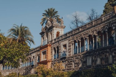 Seville, İspanya - 19 Ocak 2020: Kastilya Kralı Peter için inşa edilmiş bir kraliyet sarayı olan Sevilla 'daki Grutescos Galerisi' nde yürüyen insanların düşük açılı görüntüsü.