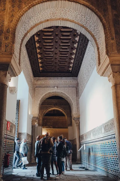 Siviglia Spagna Gennaio 2020 Vista Attraverso Arco Turisti Che Camminano — Foto Stock