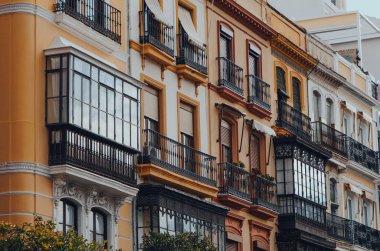 Seville, Endülüs, İspanya 'da bir caddede geleneksel apartman bloklarını kapatın..