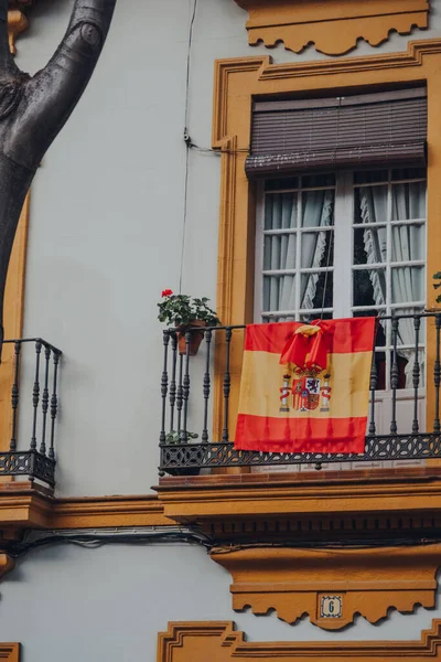 Španělská Vlajka Zábradlí Balkonu Tradiční Budovy Seville Španělsko — Stock fotografie