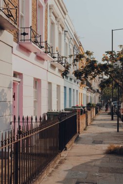 Londra, İngiltere - 12 Ağustos 2020: Camden, Londra 'da pastel renkli teraslı evler, pazar ve gece hayatı ile ünlü ve turistler ve serseriler tarafından popüler bir yer..