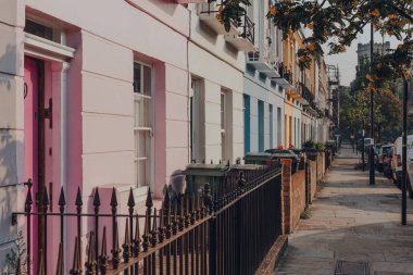 Londra, İngiltere - 12 Ağustos 2020: Camden, Londra 'da pastel renkli teraslı evler, pazar ve gece hayatı ile ünlü ve turistler ve serseriler tarafından popüler bir yer..