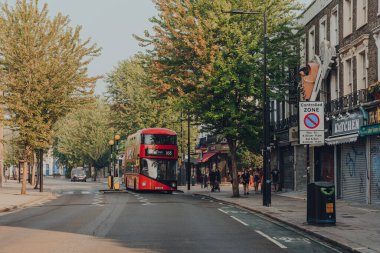 Londra, İngiltere - 12 Ağustos 2020: Camden, Londra 'da bir yoldaki modern kırmızı çift katlı otobüs. İkonik kırmızı otobüsler Londra ağı için taşımacılığın ayrılmaz bir parçasıdır.