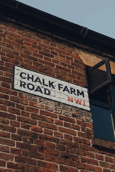 Лондон Великобритания Августа 2020 Года Табличка Названием Улицы Chalk Farm — стоковое фото