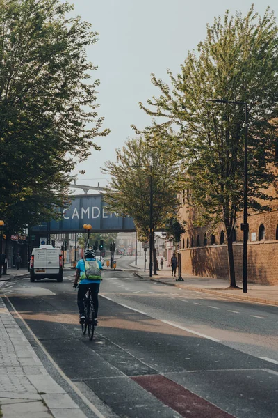 London August 2020 Cyclist Road Camden London Motion Blur 자전거타기는 — 스톡 사진