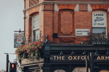 Londra, İngiltere - 12 Ağustos 2020: Jamestown Road sokak tabelası Camden Town, Londra 'daki The Oxford Arms Pub, pazar ve gece hayatı ile ünlü ve turistler arasında popüler bir yer..