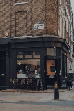 Londra, İngiltere - 12 Ağustos 2020: Guy Gold 'un Camden, Londra' daki açık hava masaları, pazar ve gece hayatıyla ünlü ve turistler arasında popüler bir yer..