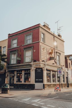 Londra, İngiltere - 12 Ağustos 2020: Camden Town, Londra 'da bulunan High Street' teki kapalı Bucks Head barının cephesi, pazar ve gece hayatı ile ünlü ve turistler arasında popüler bir yer..