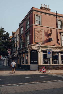 Londra, İngiltere - 12 Ağustos 2020: Camden Town, Londra 'da High Street' te kapalı Bucks Head barının cephesi, pazar ve gece hayatıyla ünlü bir bölge,.