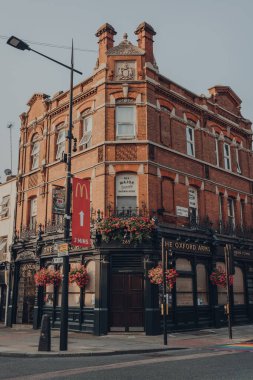 Londra, İngiltere - 12 Ağustos 2020: Camden Town, Londra 'da bulunan boş High Street' teki The Oxford Arms barının cephesi, pazar ve gece hayatı ile ünlü ve turistler arasında popüler bir yer..