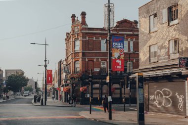 Londra, İngiltere - 12 Ağustos 2020: Camden Town, Londra 'da kapalı dükkanlar ve boş High Street, pazar ve gece hayatı ile ünlü ve turistler, gençler ve serseriler tarafından popüler bir bölge.