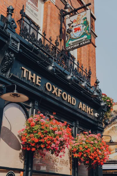 Londra, İngiltere - 12 Ağustos 2020: Camden Town, Londra 'daki boş High Street' teki Oxford Arms barının ön cephesinde isim ve amblem.