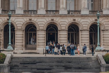 Brüksel, Belçika - 16 Ağustos 2019: Brüksel Kraliyet Sarayı 'na girmek için kuyruğa giren insanlar, Brüksel' in merkezinde yer alan Belçika Kral ve Kraliçesinin resmi sarayı.