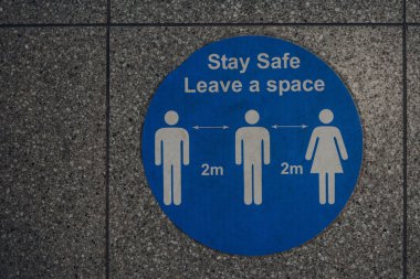 Koronavirüs salgınından dolayı Londra, İngiltere 'de 2 metre sosyal uzaklık işareti bırakın. .