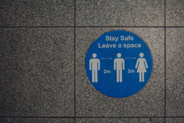 Koronavirüs salgınından dolayı Londra, İngiltere 'de 2 metre sosyal mesafe işareti bırakın. .