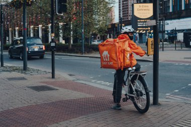 Londra, İngiltere - 09 Mayıs 2021: Londra 'da bir sokakta teslimat şoförünü yiyin yeter. Just Eat, teslimat yapmayan restoranlardan yiyecek getiren bir şirkettir..