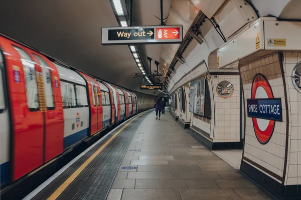 Londen Verenigd Koninkrijk Mei 2021 Stationsnaam Uithangbord Het Perron Van — Stockfoto