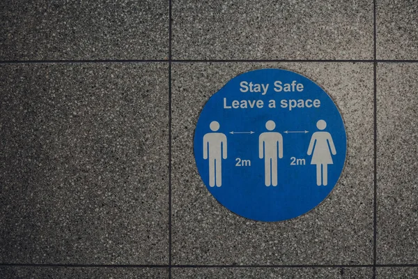 Zachowaj Ostrożność Pozostaw Metrowy Znak Dystansu Społecznego Londynie Wielka Brytania — Zdjęcie stockowe