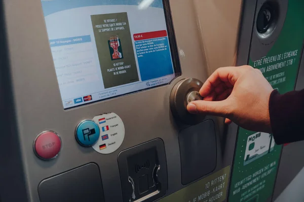 Bryssel Belgien Augusti 2019 Man Köper Biljett Från Maskin Tunnelbanestationen — Stockfoto