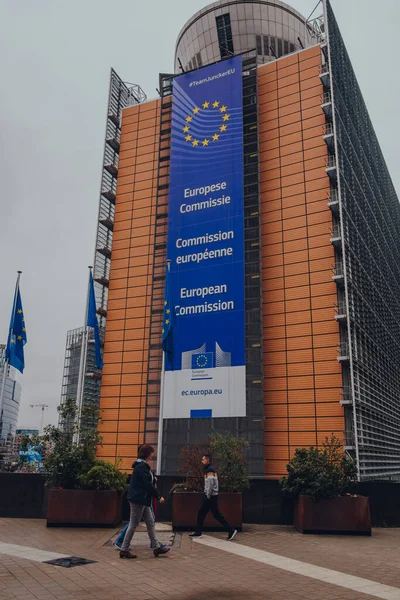 ブリュッセル ベルギー 2019年8月17日 欧州委員会の本部を置くベルギーのブリュッセルにあるオフィスビル Berlaymont の眺め 過去の人々 選択的な焦点 — ストック写真