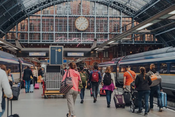 London August 2019 People Walking Platform Arrived Pancras Station Eurostar — Stock Photo, Image