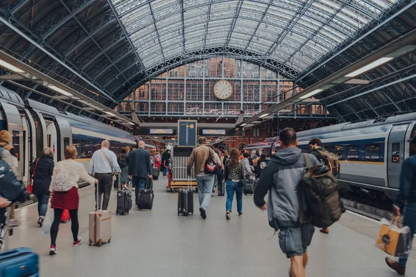 London August 2019 People Walking Platform Arrived Pancras Station Eurostar — Stock Photo, Image