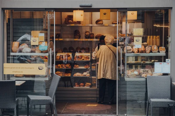 Bruxelas Bélgica Agosto 2019 Vista Através Portas Abertas Uma Mulher — Fotografia de Stock