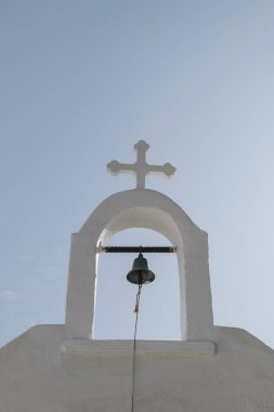 Çanın düşük açılı görüntüsü ve Ana Mera, Mykonos, Yunanistan 'daki bir kilisede kesişiyor.