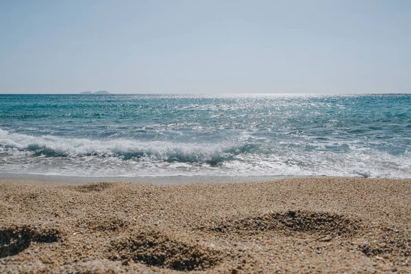 여름날 해변에서 세차게 밀려오는 파도의 너머를 바라보면서 배경에 집중하라 — 스톡 사진
