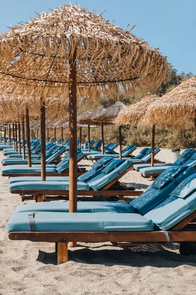 Side View Row Empty Blue Sun Beds Loungers Umbrellas Beach — Stock Photo, Image