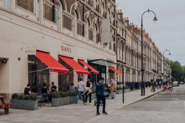 Londra, İngiltere - 26 Haziran 2021: 69 adet fırın zinciri Gail 'in yanından geçen insanlar ilk kez 2005 yılında Londra' da Bayley Street, Bloomsbury, Londra 'da açıldı..