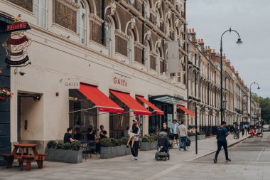 Londra, İngiltere - 26 Haziran 2021: Bloomsbury 'deki Gail' in kafesinin önünden geçen insanlar, Londra 'nın merkezindeki cafeleri, restoranları ve galerileri ile ünlüdür..
