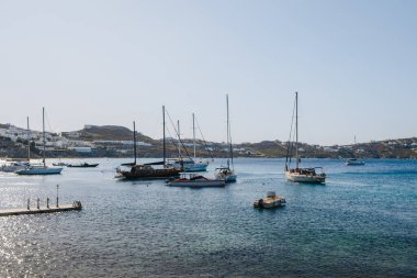 Akdeniz kıyısında demirlemiş yatlar Agios Ioannis, Mykonos, Yunanistan sahillerinde.